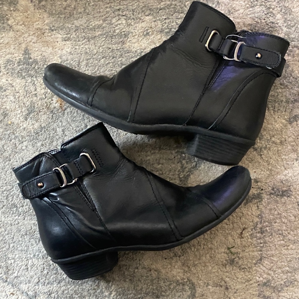 Earth Black Leather Ankle Booties